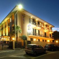hotel buitenkant avond